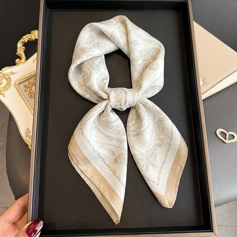 Scarf Silk Square - وشاح مربع من الساتان الحريري بنقشة